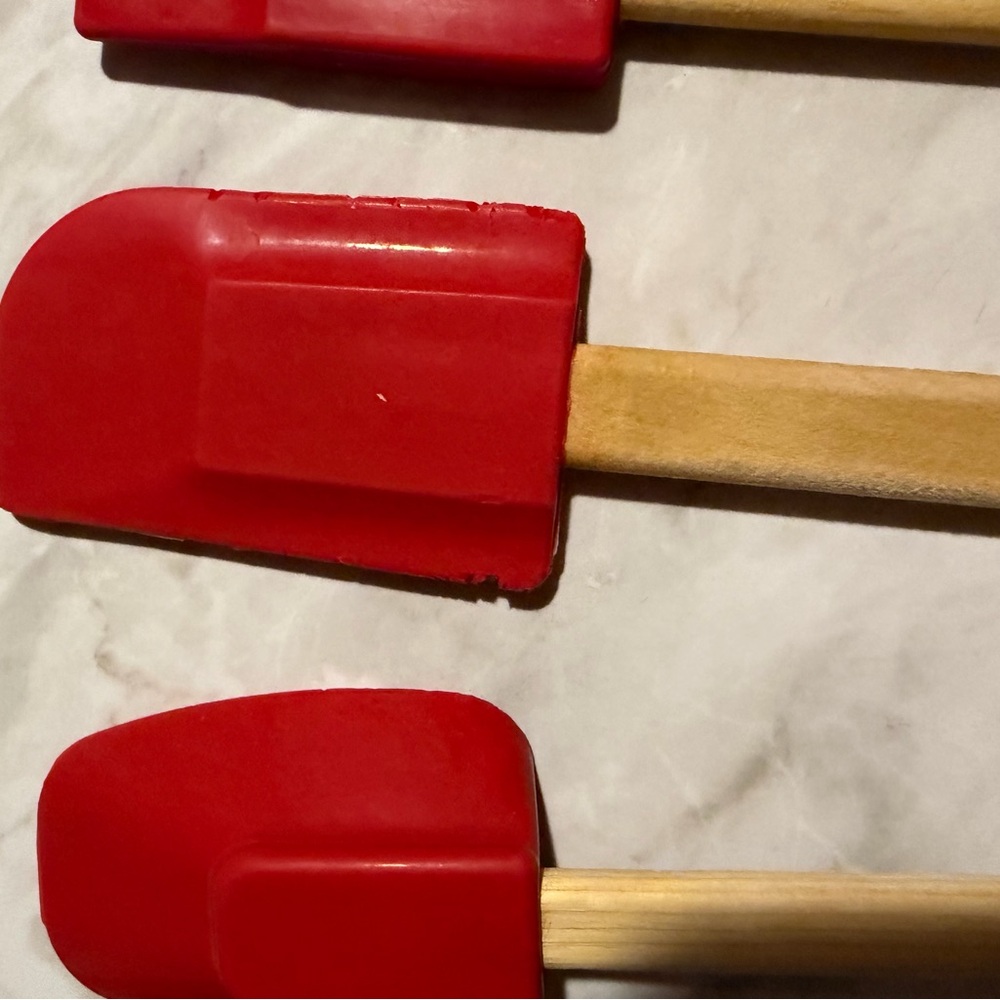 Le Creuset Red Silicone Spatula Set with Bamboo Handles - Picture 4 of 4